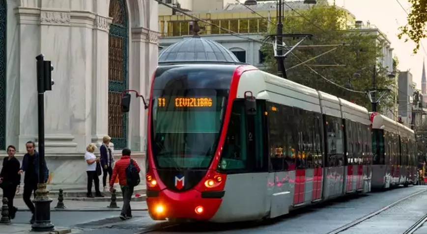 Tranvía moderno T1 en una calle de Estambul