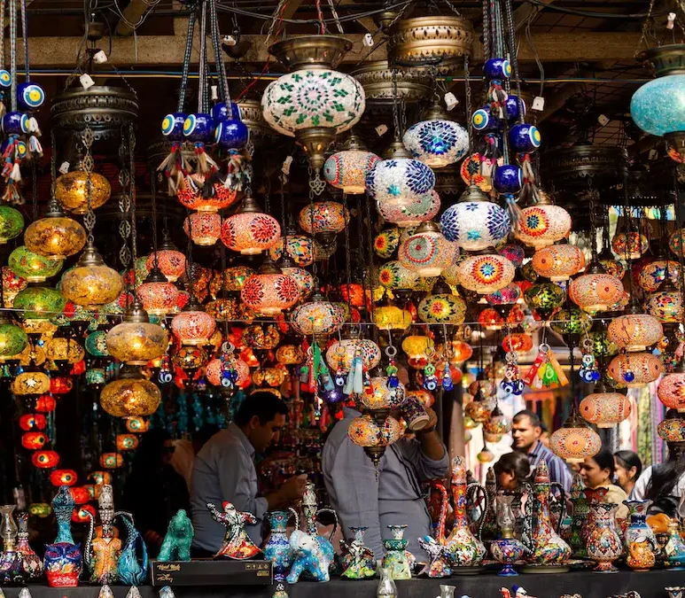 Tienda de lámparas turcas de mosaico de colores con vendedores en un bazar