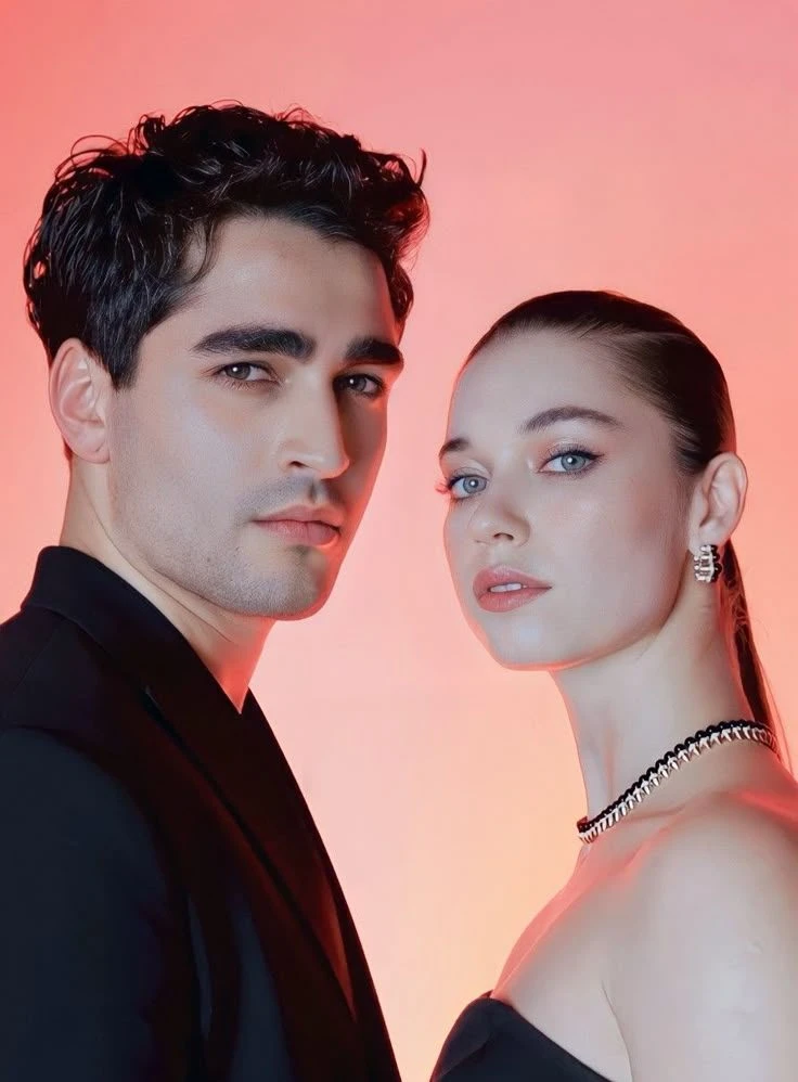 Pareja protagonista de la serie turca Golden Boy (Yalı Çapkını)