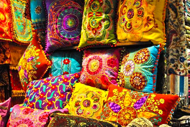 Cojines bordados de colores a la venta en un puesto del bazar