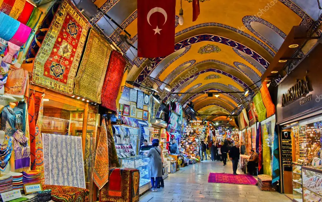 Pasillo del Gran Bazar de Estambul con alfombras y tiendas